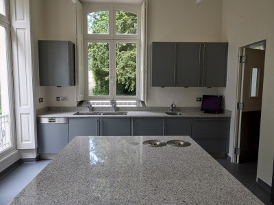 Jednostavna kuhinja sa visećim elementima u sivoj boji