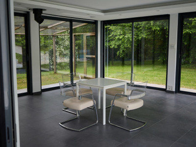 Trpezarija koja odiše jednostavnošću i mirom