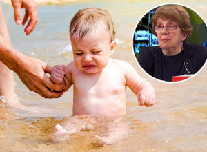 SRPSKA PORODICA U GRČKOJ U AGONIJI ZBOG BEBE KOJA JE POJELA KIKIRIKI, PA UMRLA! Dr Plavšić upozorava: Roditelji, ukoliko se javi gušenje, samo OVO može da pomogne!