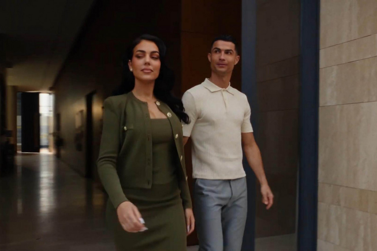 RONALDO I GEORGINA UHVAĆENI U STRASTI NA JAHTI: Nikome nije promakao ovaj detalj na skupocenom plovilu slavnog fudbalera! (FOTO)