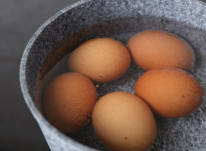 PROBAJTE TRIK KOJI MENJA SVE: Iskoritite samo jedan sastojak i kuvana jaja će vam biti savršena