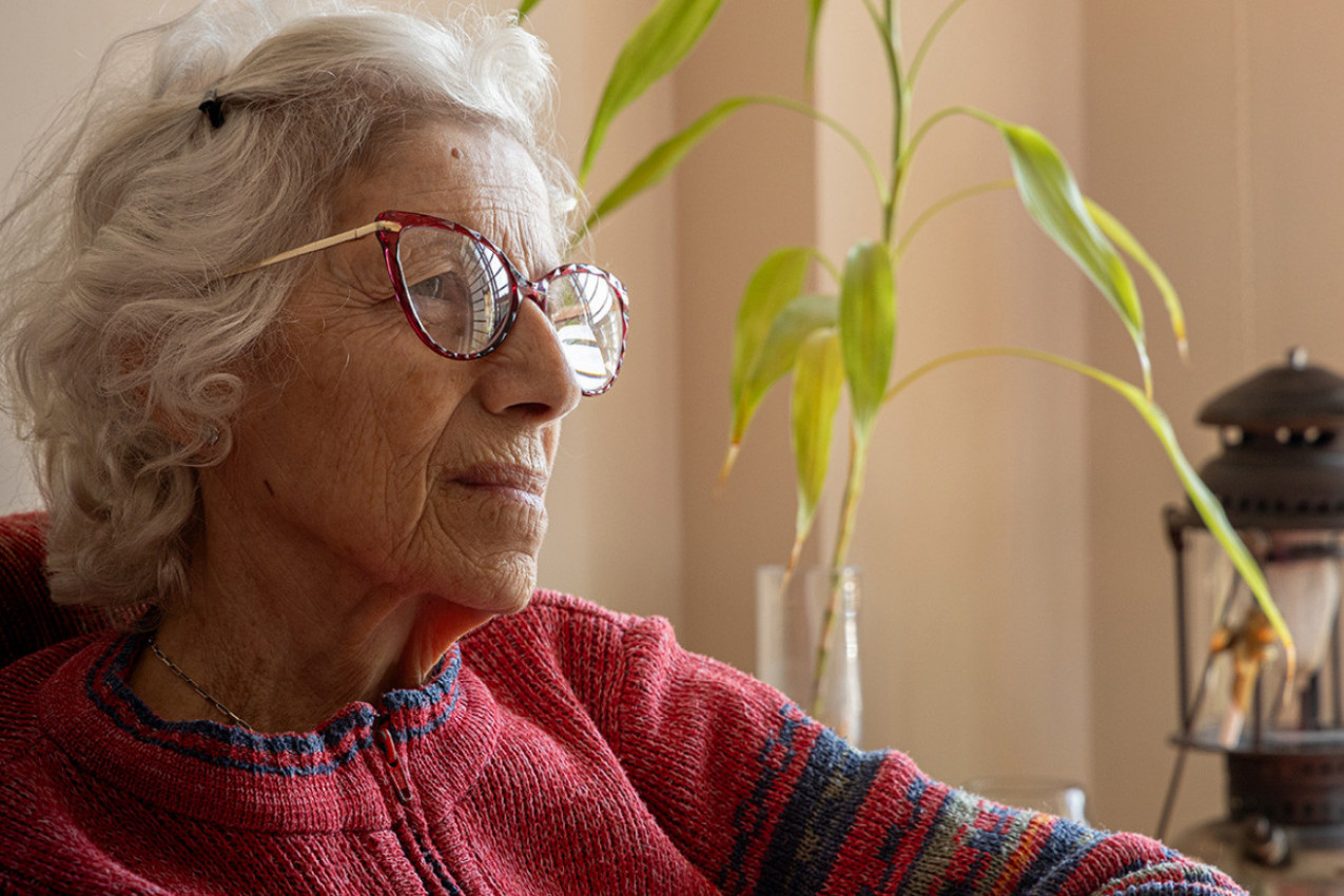 STARA UČITELJICA JE GLEDALA TELEVIZIJU I ZANEMELA: Na ekranu je ugledalao poznato lice, sela je i napisala pismo! (VIDEO)