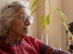 STARA UČITELJICA JE GLEDALA TELEVIZIJU I ZANEMELA: Na ekranu je ugledalao poznato lice, sela je i napisala pismo! (VIDEO)