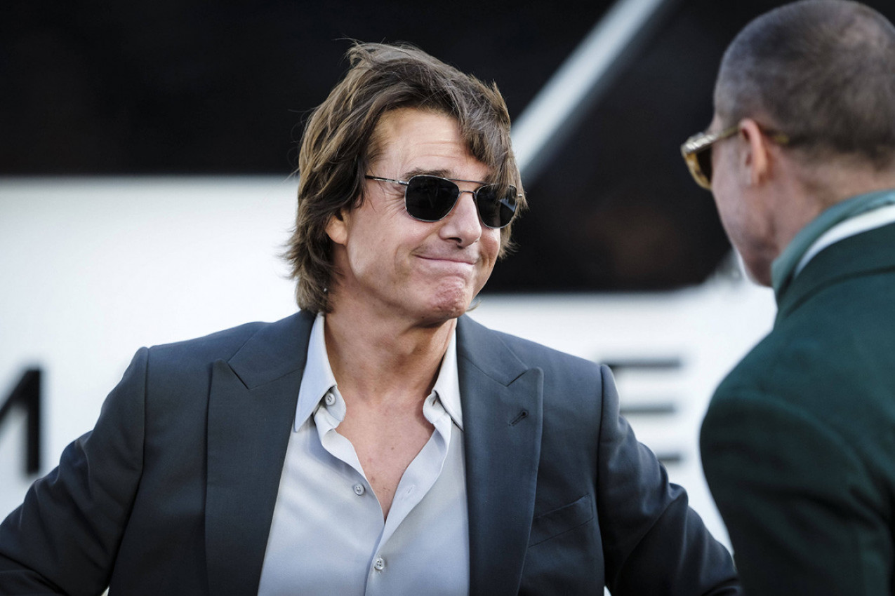 UHVAĆENI NA DELU: Tom Kruz i kubanska glumica uslikani u zagrljaju na luksuznoj jahti – sve pršti od strasti! (FOTO)