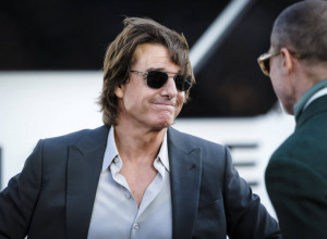 UHVAĆENI NA DELU: Tom Kruz i kubanska glumica uslikani u zagrljaju na luksuznoj jahti – sve pršti od strasti! (FOTO)