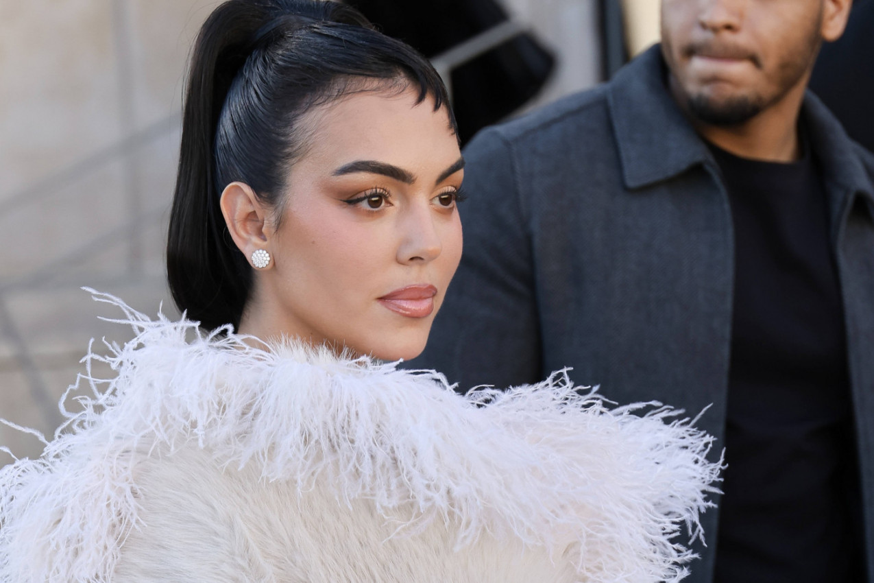 GEORGINA OPET ŠOKIRA: Bez srama obukla ovakvu haljinu pa ušla u crkvu - mreže izgorele! (FOTO)