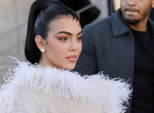 GEORGINA OPET ŠOKIRA: Bez srama obukla ovakvu haljinu pa ušla u crkvu - mreže izgorele! (FOTO)