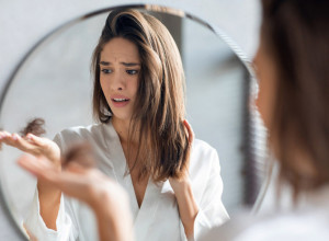 PRIMETILI STE DA VAM OPADA KOSA: To mogu da budu glavni znaci 3 veoma ozbiljne bolesti!