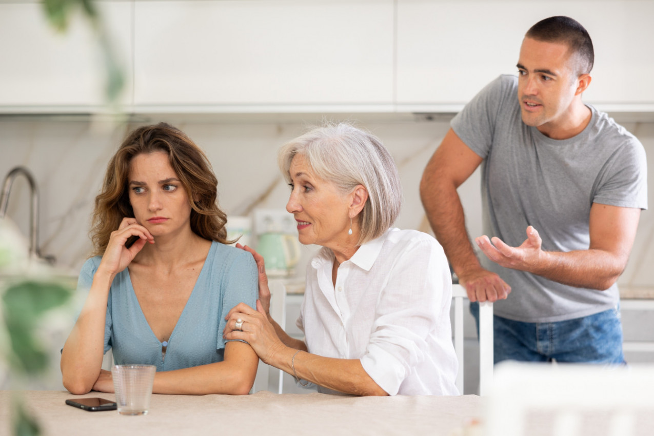 "PRAVI MUŠKARAC ĆE TI PONUDITI SPRAT KUĆE, SVEKRVA ĆE TI DONOSITI KAFU": Izjava izazvala buru na mrežama, žene odgovorile bez dlake na jeziku (FOTO)