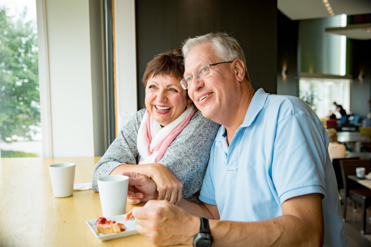 SELI SU U RESTORAN, ŽENA NIJE SKIDALA POGLED SA SUSEDNOG STOLA: Majčinski instinkt je proradio iako ga nije videla godinama! (VIDEO)