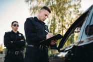 POLICIJAC JE ZAUSTAVIO AUTO I PRIŠAO VOZILU: Posle ovih njegovih reči zbunjeni vozač nije znao šta ga je snašlo! (VIDEO)