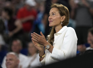 JELENA ĐOKOVIĆ u stajlingu za DESETKU: Ultra mini suknja i platforme, a u jedan DETALJ svi su gledali!