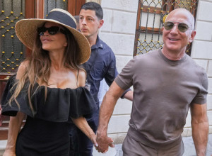 NAJSMELIJE IZDANJE INTRIGANTNE CRNKE: Loren Sančez u San Tropeu prošetala u minijaturnom bodiju i suknji koja sve otkriva! (FOTO)