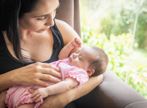 OTIŠLA JE KOD NAJBOLJE PRIJATELJICE DA VIDI NJENU BEBU: Zbog jednog detalja na ruci deteta nikad više joj se nije javila!