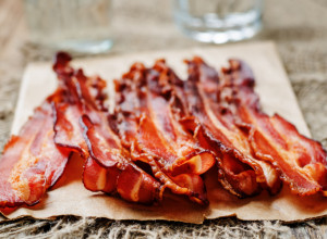 BEZ TIGANJA I ROŠTILJA, KAKO DA PRIPREMITE NAJHRSKAVIJU SLANINU ZA 58 SEKUNDI! Jedni su oduševljeni, drugi smatraju da je ovaj način pogrešan