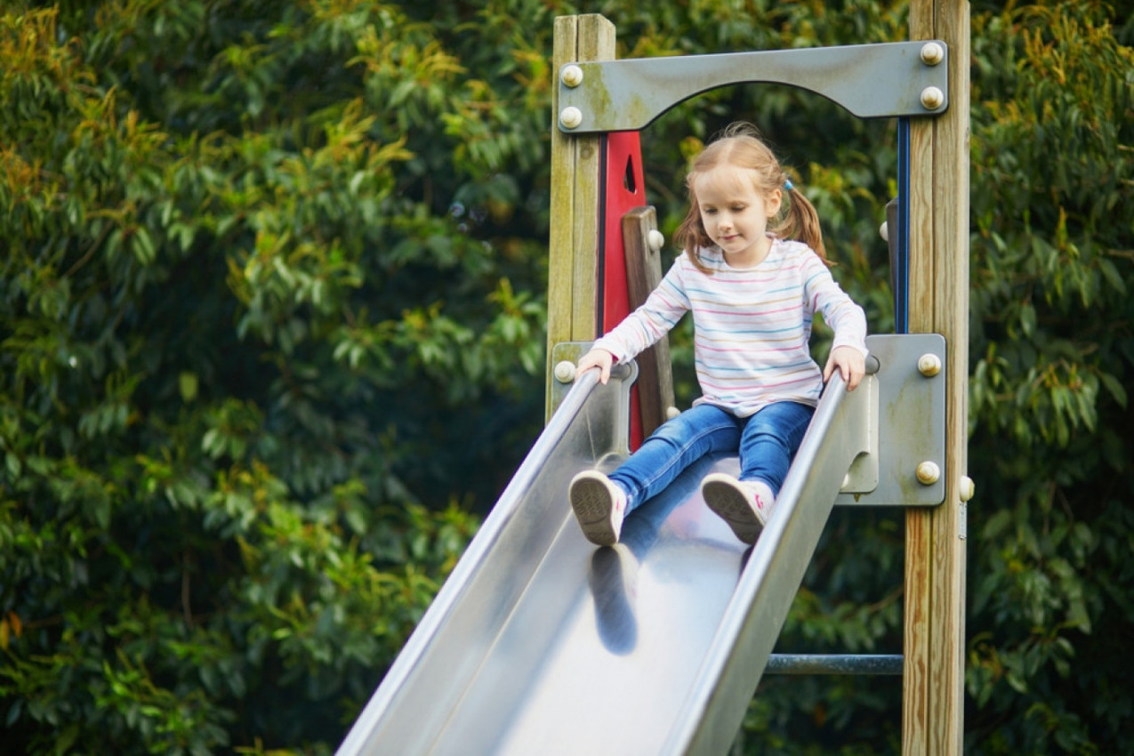 RODITELJI NISU NI SVESNI KAKO DOVODE DECU U OPASNOST: Ova bezazlena igra može da se završi teškim povredama mališana!