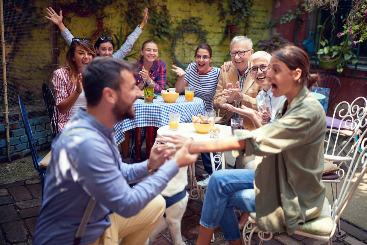 PAO JE NA KOLENA PRED CELOM PORODICOM SVOJE DEVOJKE! Međutim majka je otela prsten i poručila ćerki: "Spašavam ti život!" (VIDEO)