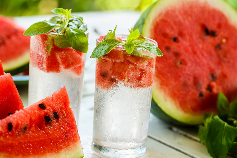 SUNCE PRŽI, ASFALT SE TOPI, A LUBENICA TOPLA, EVO KAKO DA JE BEZ FRIŽIDERA OHLADITE ZA 15 MINUTA! Dva proverena super trika za brzo hlađenje