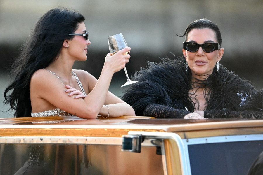 OBUKLA BIKINI VREDAN MILIONA I PROVOZALA SE JADRANOM! Starleta Kajli Džener ZAPALILA izgledom – svi su u šoku šta je pokazala!