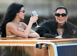 OBUKLA BIKINI VREDAN MILIONA I PROVOZALA SE JADRANOM! Starleta Kajli Džener ZAPALILA izgledom – svi su u šoku šta je pokazala!