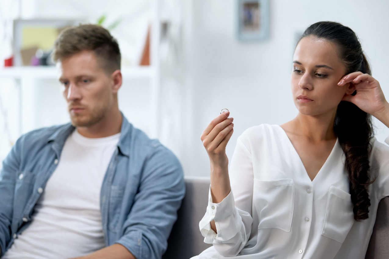 MOJ BRAT OD SVEGA 17 GODINA JE PRED SVIMA NAMA PAO NA KOLENA I ZAPROSIO DEVOJKU: Kada sam videla prsten, istog časa mi je pripala muka!