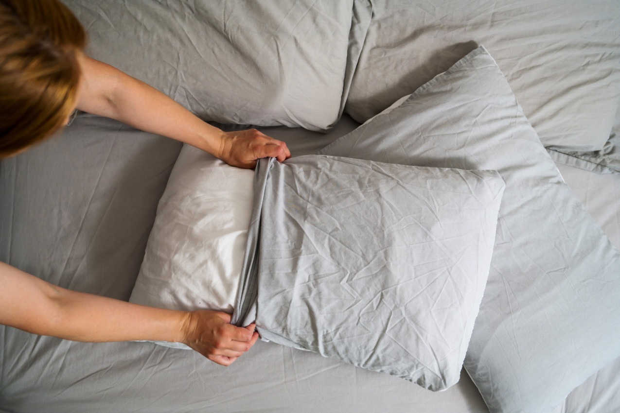 DOK VI SPAVATE, OVE GADOSTI SE MOTAJU OKO VAŠEG LICA, EVO ŠTA SE SVE NALAZI U PRLJAVIM JASTUČNICAMA: Svake noći rizikujete infekciju (VIDEO)