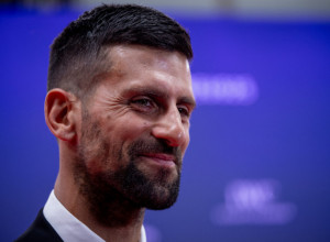 NEVIĐENO PONAŠANJE NOVAKA NA ODMORU: Kad niko ne gleda, on radi OVO – pravi džentlmen ili ludost? (FOTO)