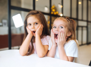 TREBA LI DECA DA VIDE NAGE RODITELJE? Porodični savetnik objašnjava kada to zbunjuje mališane, a kada je prirodno