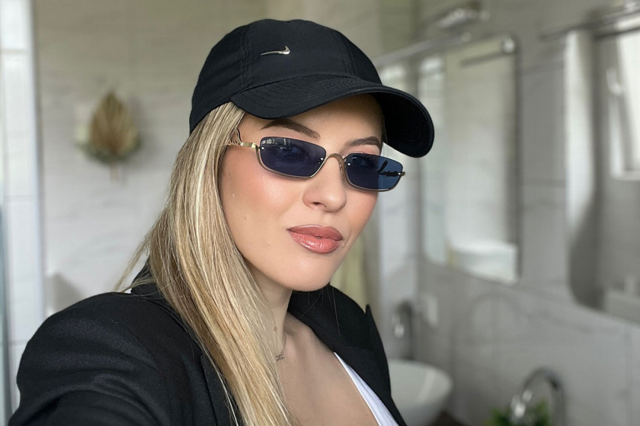 KAKO SE NAŠMINKATI PO VRUĆINI: Naša influenserka pokazuje savete zlata vredne - ovako se lice ne masti, a vi blistate (VIDEO)