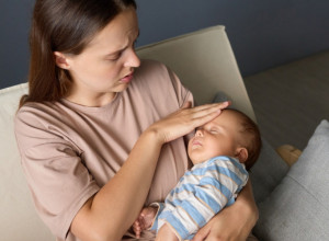 DVA ALARMANTNA ZNAKA KOJE NE SMETE DA IGNORIŠETE KOD BEBA: Pedijatar upozorava - ukoliko primetite ovo, pravac kod lekara, ne čekajte jutro!