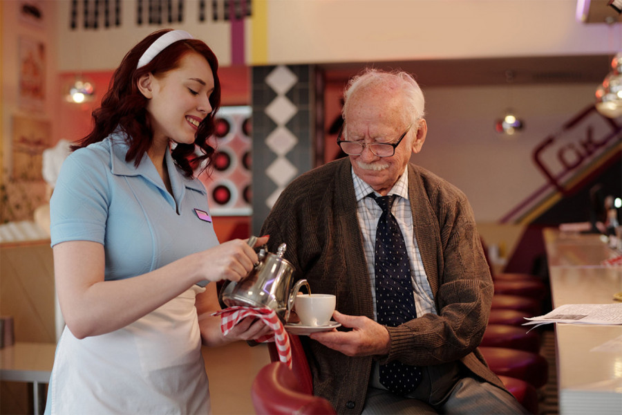 KONOBARICA JE USLUŽILA VREMEŠNOG STARCA: Usledila je ponuda koju nije mogla da odbije! (VIDEO)