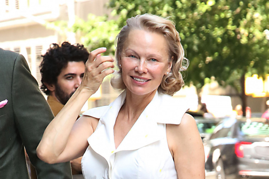 PAMELA ANDERSON BEZ TRUNKE ŠMINKE ZAVELA GLUMCA KOGA SRPKINJE OBOŽAVAJU: Nije mogao da joj odoli, a njoj ne smeta što je 15 godina stariji (FOTO, VIDEO)