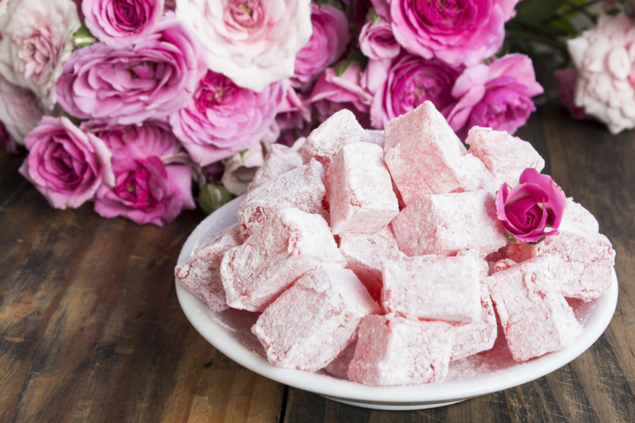 RECEPT ZA DOMAĆI RATLUK OD RUŽE: Tradicionalna poslastica za malo para i uživanje za sva čula!