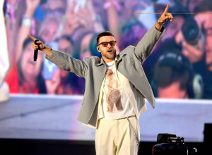 SLAVNI PEVAČ OTKRIO DA BOLUJE OD TEŠKE BOLESTI: Ovo su simptomi s kojima se suočava - utiču na srce, nerve i zglobove!