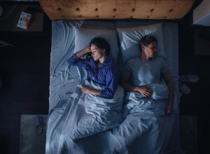 DOKTOR UPOZORAVA: OVE TRI STVARI ODMAH IZBACITE IZ SPAVAĆE SOBE: Primenite pravilo "2 godine" i nikada nećete pogrešiti (VIDEO)