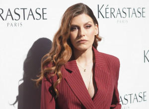 POSLE TROJE DECE SLAVNA GLUMICA IZGLEDA OVAKO: Ljudi gledaju u neverici i pitaju - kako je ovo moguće! (FOTO)