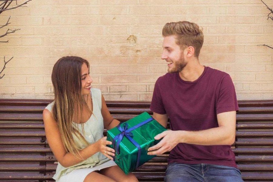 MUŠKARCI KOJI VARAJU KUPUJU OVAJ POKLON: Žene, iza lepog gesta krije se nešto mnogo krupnije