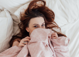 SKINITE SVE SA SEBE KAD VEČERAS ODETE U KREVET: Ovo je 4 razloga zašto je dobro spavati čak i bez donjeg veša tokom leta!