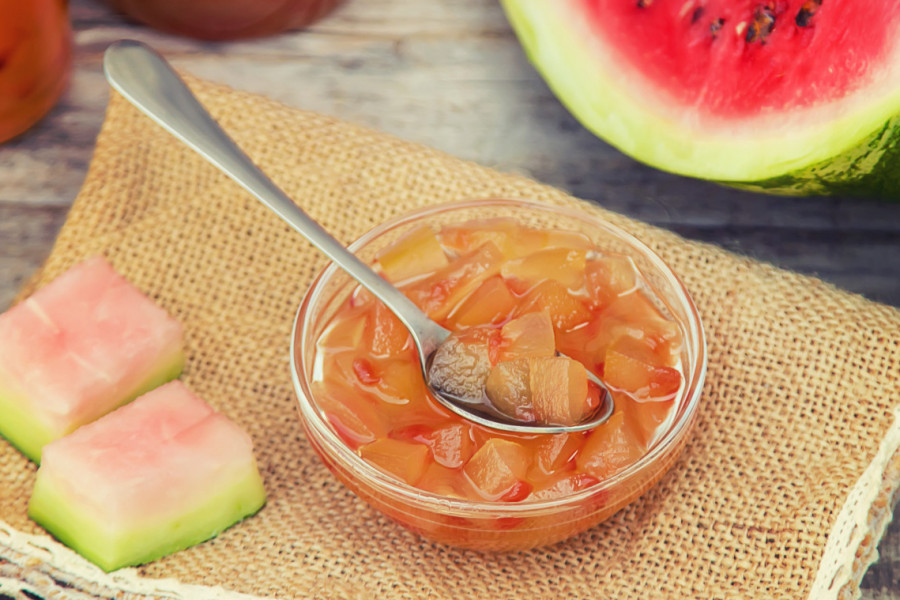 SVAKA DOMAĆICA OVO MORA DA PROBA: Slatko od lubenice lepše od bilo koje zimnice, a pravi se od dela koji svi bacaju!