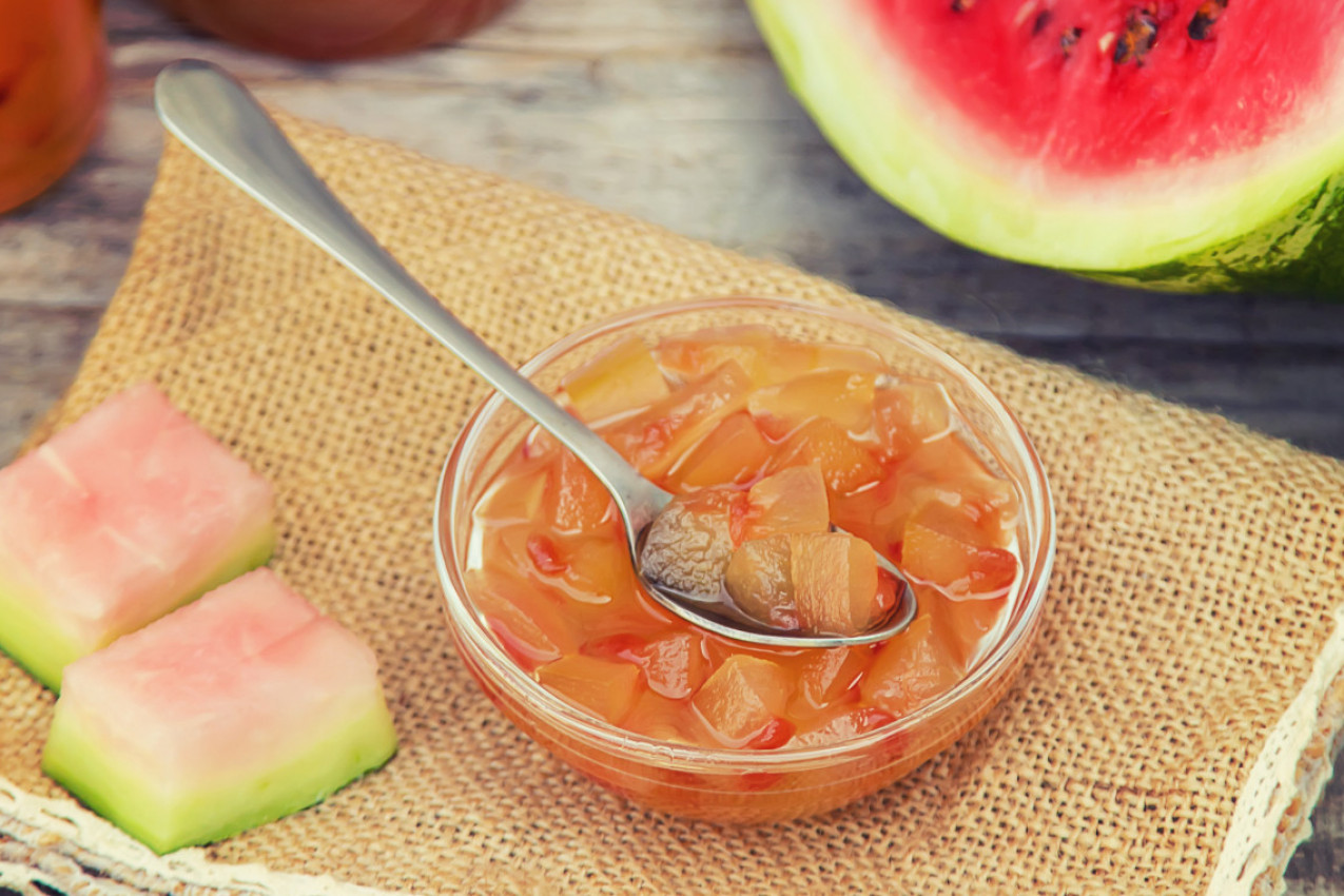 SVAKA DOMAĆICA OVO MORA DA PROBA: Slatko od lubenice lepše od bilo koje zimnice, a pravi se od dela koji svi bacaju!