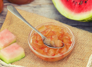 SVAKA DOMAĆICA OVO MORA DA PROBA: Slatko od lubenice lepše od bilo koje zimnice, a pravi se od dela koji svi bacaju!