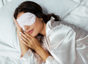 STAVILA JE OVO ISPOD JASTUKA I SPAVALA 8 SATI BEZ PREKIDA: Bakin trik za miran san košta 100 dinara i ima ga SVUDA!