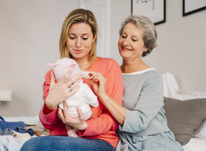 VRATILA SE KUĆI IZ PORODILIŠTA I UGLEDALA NJU: Svekrva joj zagorčala život, a ovo je bila kap koja je prelila čašu!