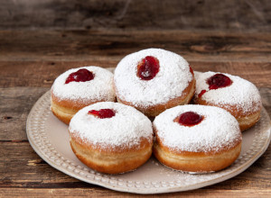 NAJBOLJI RECEPT ZA DOMAĆE KROFNE: Pravo iz bakine tajne sveske, vazdušaste i meke kao duša!
