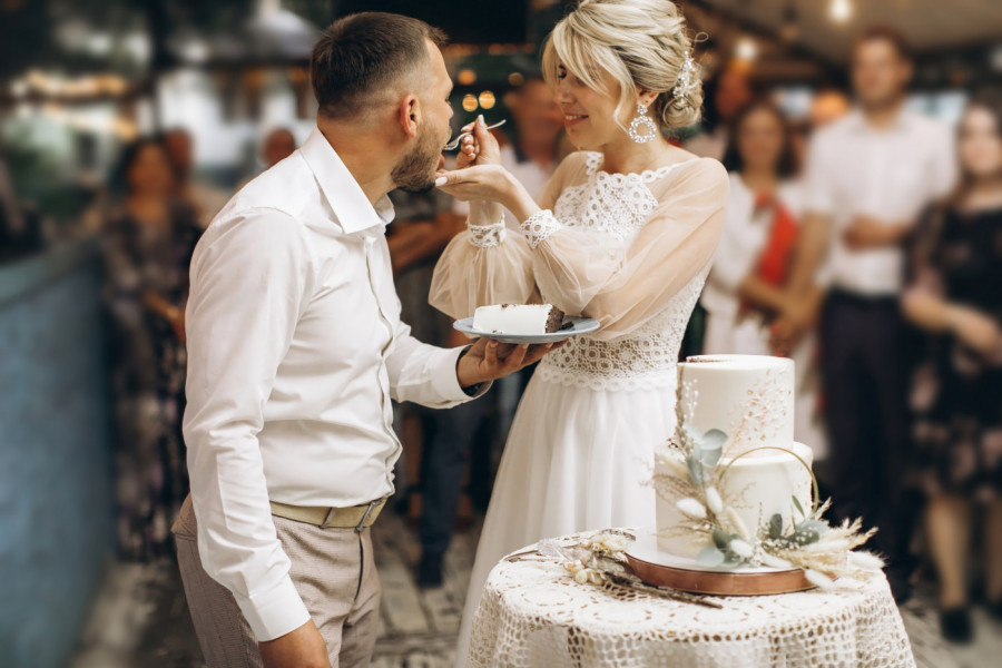 UMALO NASTRADALA ZBOG KOLAČA, ZLA SVEKRVA POKUŠALA DA OTRUJE SNAJU NA VENČANJU, MLADOŽENJA JE IZBACIO NAPOLJE: Godinama se priča o svadbi iz pakla (VIDEO)