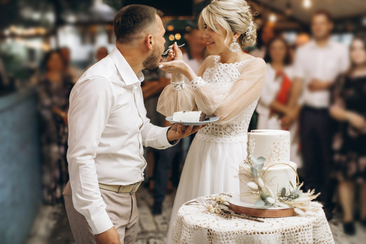 UMALO NASTRADALA ZBOG KOLAČA, ZLA SVEKRVA POKUŠALA DA OTRUJE SNAJU NA VENČANJU, MLADOŽENJA JE IZBACIO NAPOLJE: Godinama se priča o svadbi iz pakla (VIDEO)