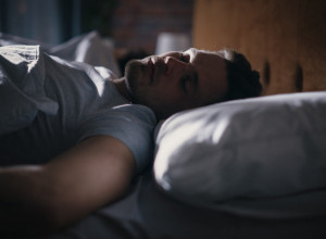 ČOVEK SNIMAO ŠTA PRIČA  U SNU, BOLJE DA NIJE, SUPRUGA VAN SEBE, PORODICA U NEVERICI: On 18 godina ovo radi u spavaćoj sobi (VIDEO)