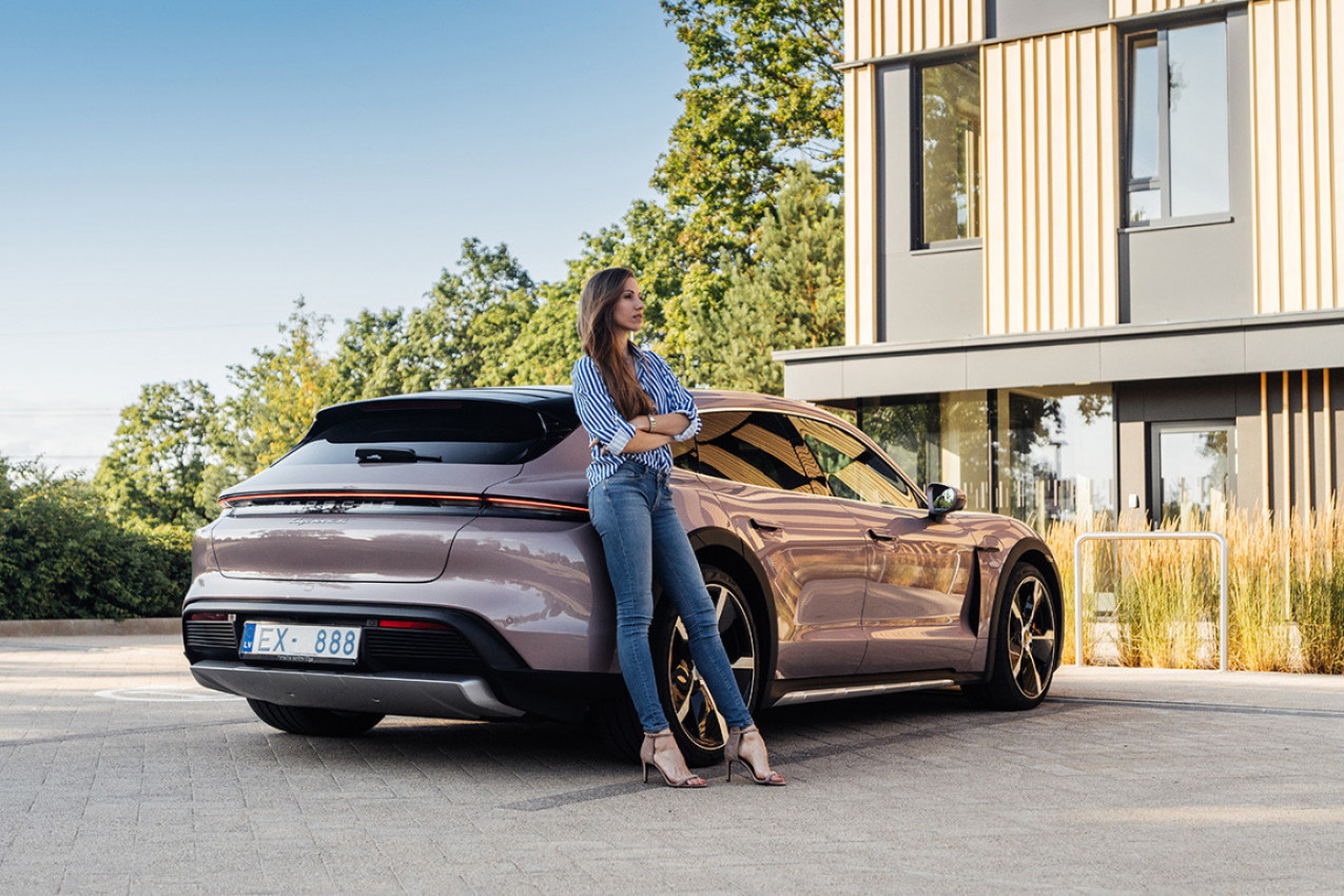 POHVALILA SE NA MREŽAMA BOGATIM DEČKOM: Kad je saznala istinu bila je besna kao ris - usledila je dramatična odluka!