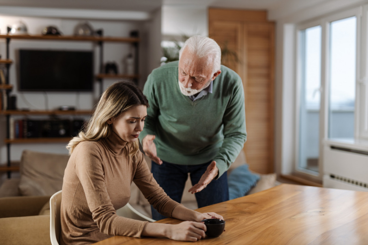 SVEKAR JE DOLAZIO KOD SNAJE KAD MU SIN NIJE KOD KUĆE: Nakon ovih njenih reči on se - uvredio!