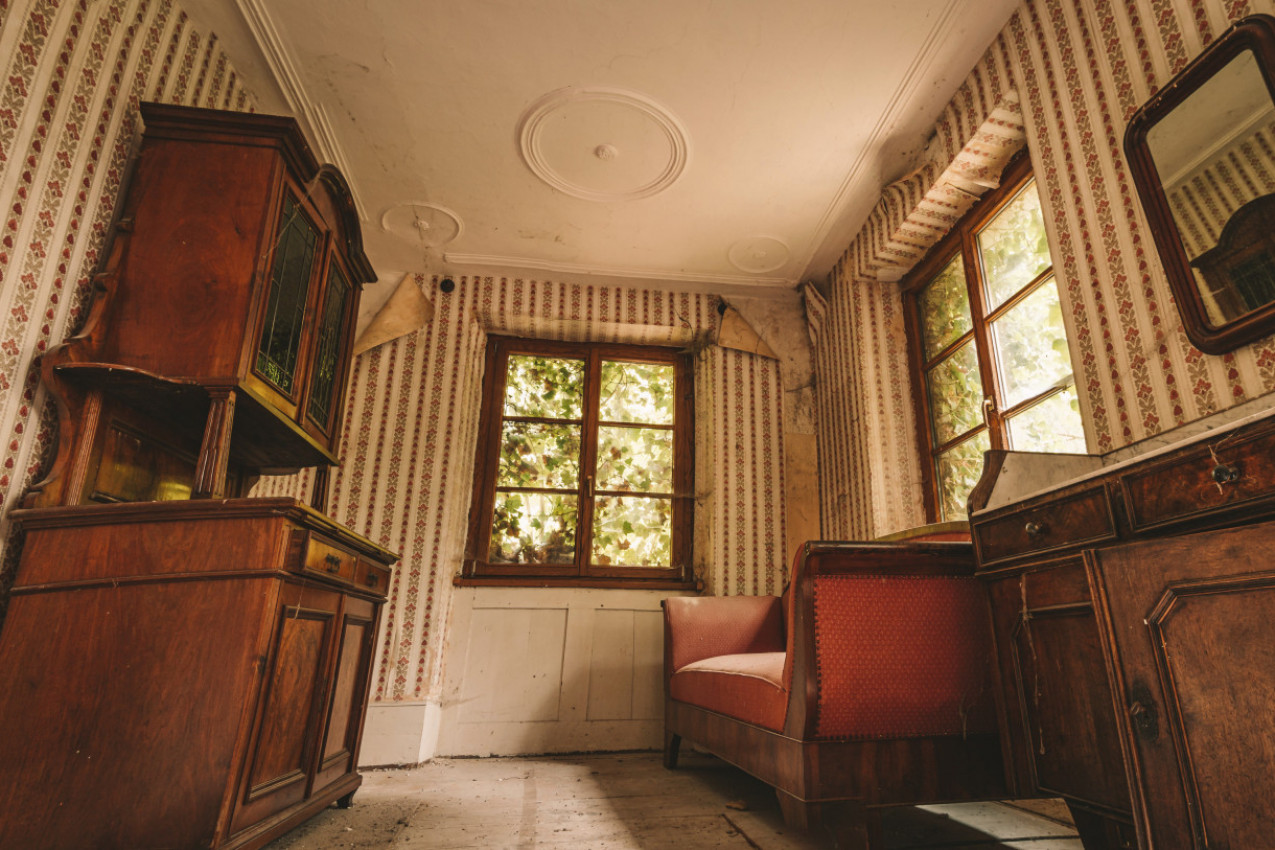 ZA 200 EVRA JE KUPIO STARU KOMODU, A KADA JU JE OTVORIO, UMALO NIJE PAO U NESVEST: Zbog onoga što je našao, cela Italija traži ovu porodicu (FOTO)